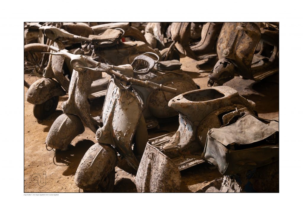 vespa-Friedhof, Neapel 2026, Foto: Anselm Jungeblodt